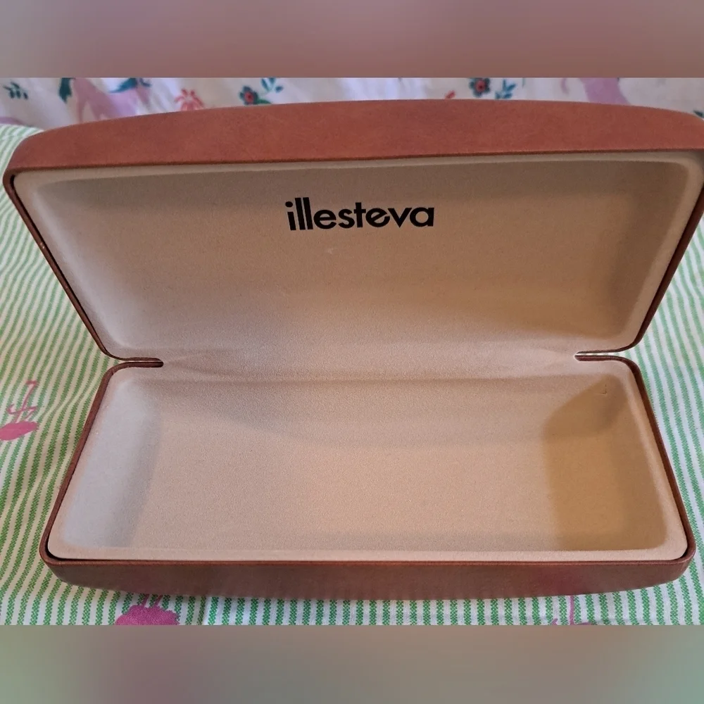 NWOT Illesteva Tan Leather Eye Glasses Sunglass Hard Clam Shell Travel Case